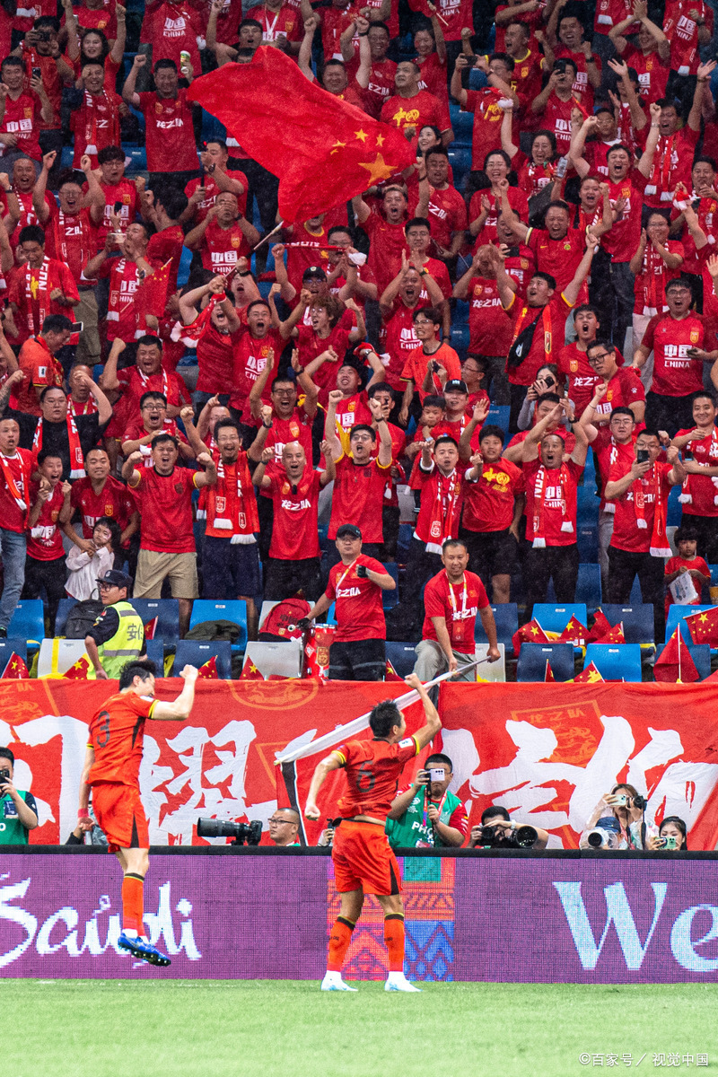 娱乐社区-足球赛事拉开帷幕，球迷热情难以遏制