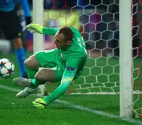 顶级娱乐-富勒姆门将神扑救主，帮助球队保持领先